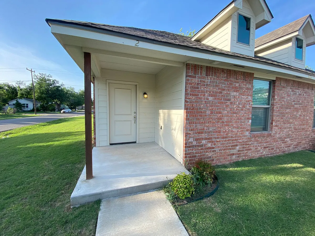Building Photo - 303 E Himes St #2
