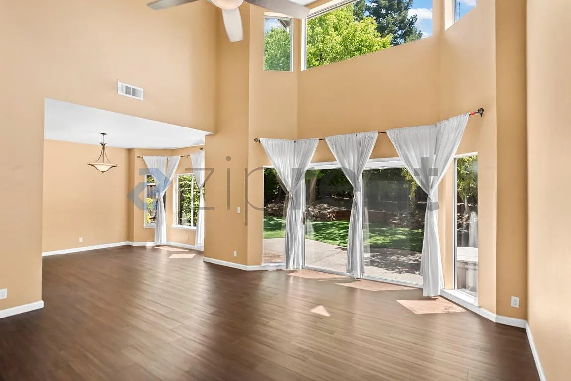 3 bed, 2.5 bath, 2486 sqft, $4,700 — Photo 1