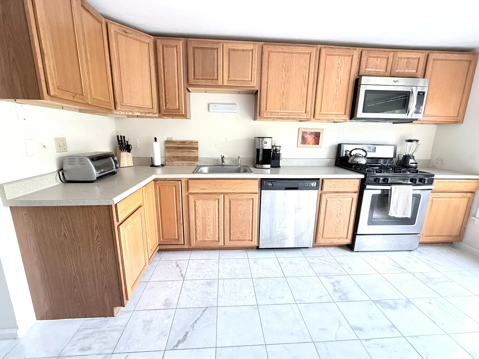 2 bed, 1.5 bath, 2561 sqft, $3,195 — Photo 2