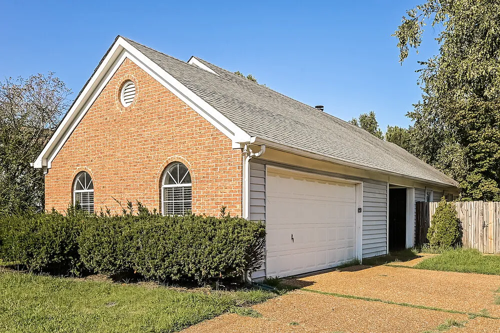 3 bed, 2.0 bath, 1336 sqft, $2,220 — Photo 3