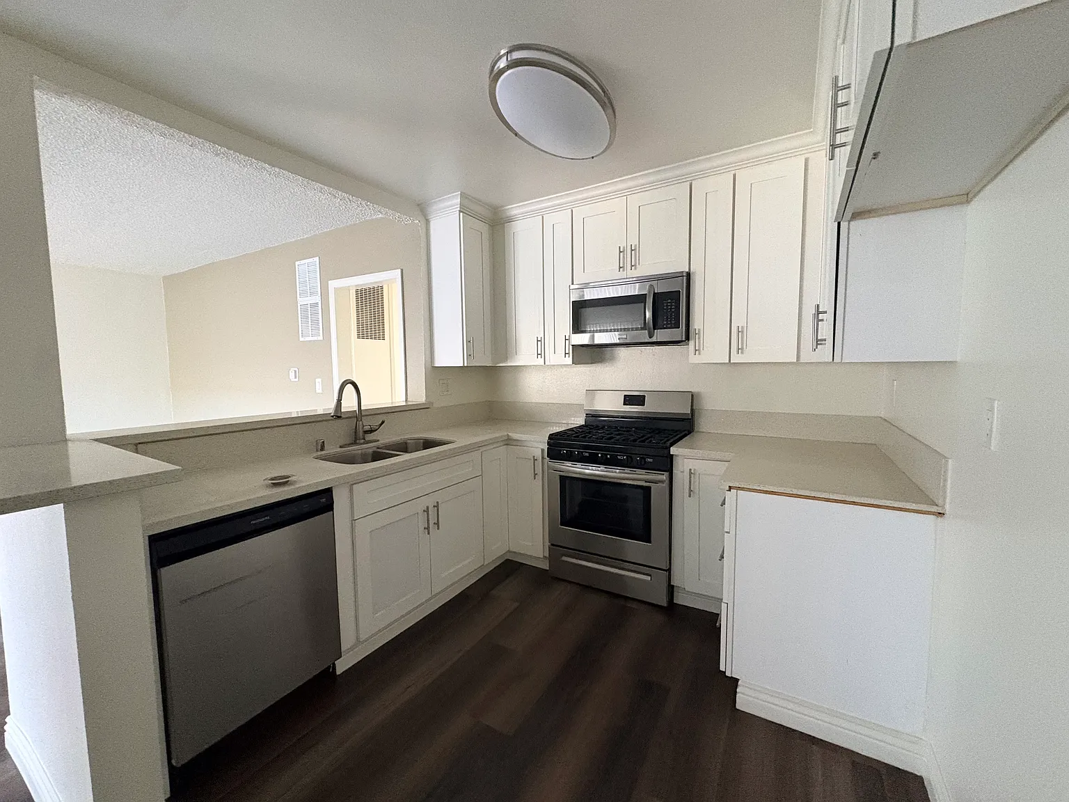 2 bed, 950 sqft, $2,350 — Photo 1