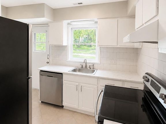 4th image of 6101 Honeysuckle Ln