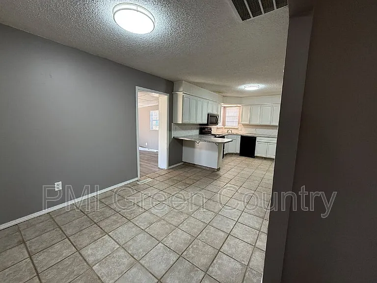 306 E 3rd St — Photo 4