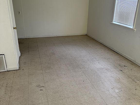 5th image of 808 S Oak St