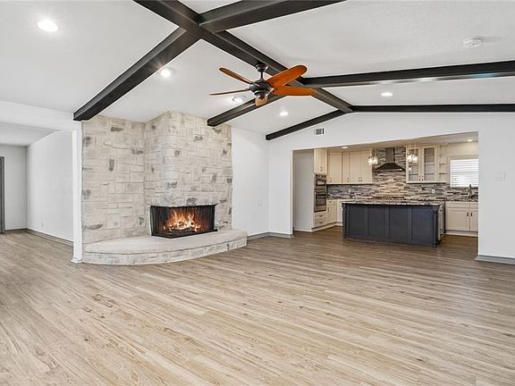 5th image of 2713 Lakewood Dr