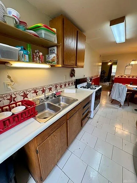 3 bed, 925 sqft, $1,282 — Photo 2