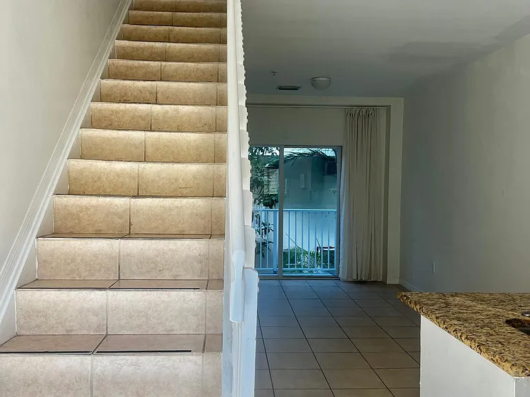 853 SW 2nd St #6 — Photo 1