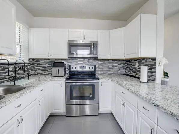 14821 Buchanan St, Miami, FL 33176