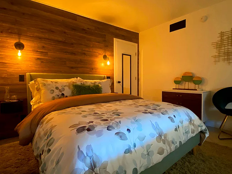 Green Bedroom: Queen size bed, expansive desert and mountain views
