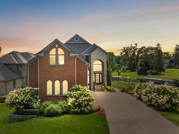1600 Vanstone Dr, Commerce Township, MI 48382