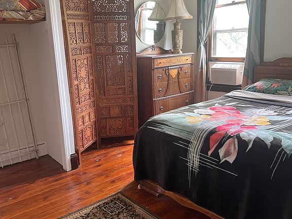 2nd image of 817 E Girard Ave