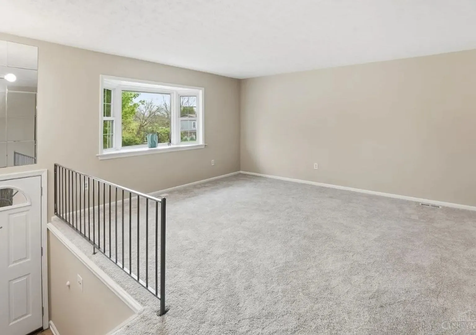 Beautifully updated and meticulously maintained single family Bi-Level home — Photo 3