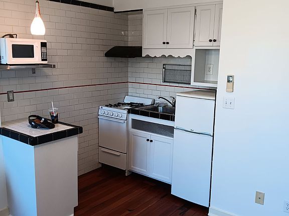 4th image of 920 Lincolnway Studio