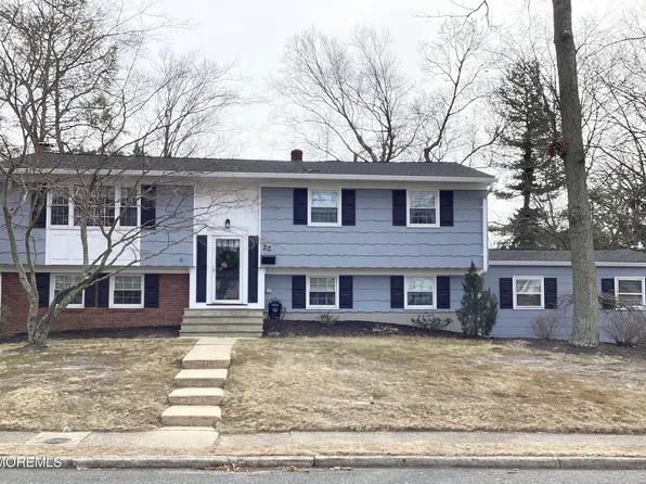 22 Roslyn Drive, Oakhurst, NJ 07755