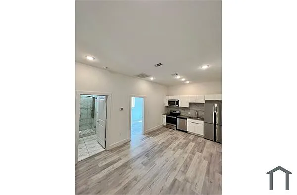Building Photo - 4514 Bryan St #2
