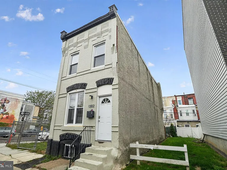 1302 N Dover St — Photo 3