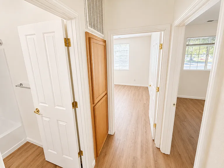 Hartford Square Apartments — Photo 18