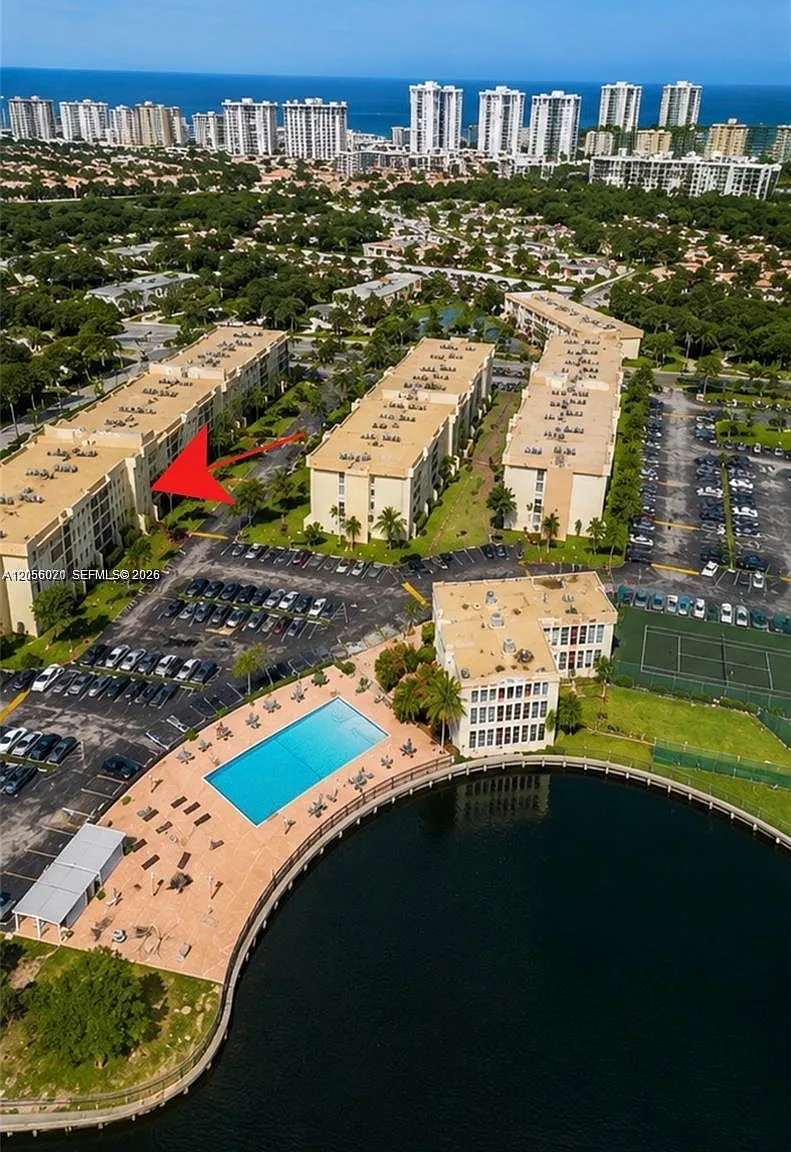 Desoto Park Condo — Photo 1
