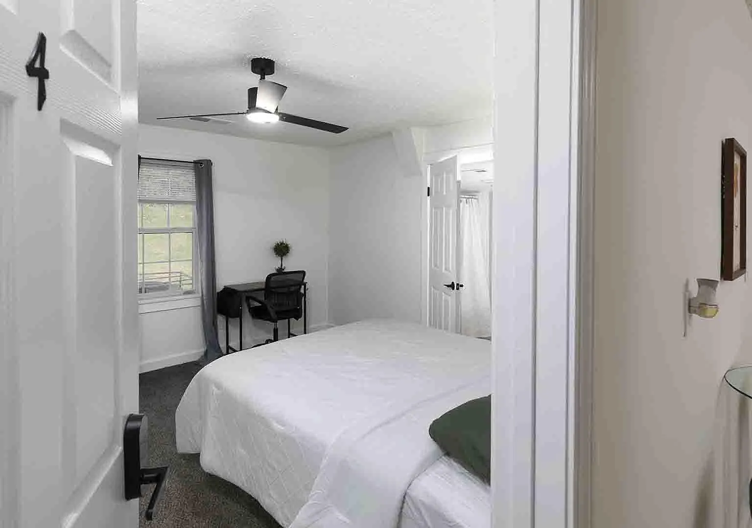 4 bed, 2.0 bath, 1500 sqft, $1,364 — Photo 2