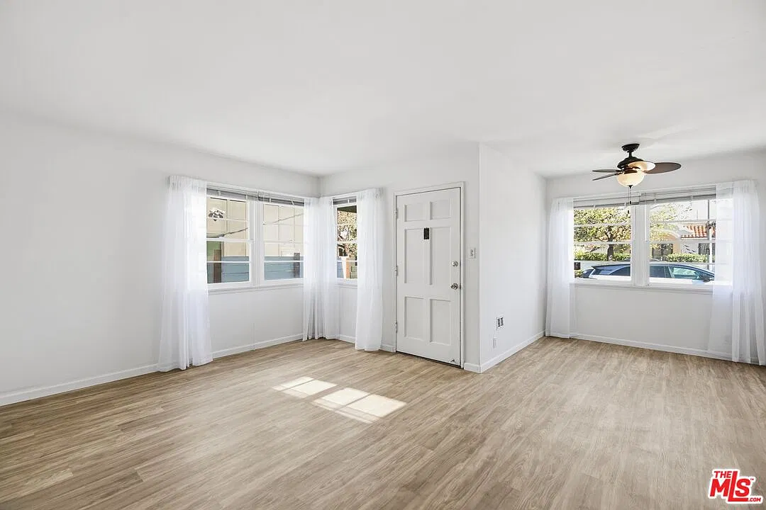 2 bed, 1.0 bath, 890 sqft, $4,800 — Photo 2