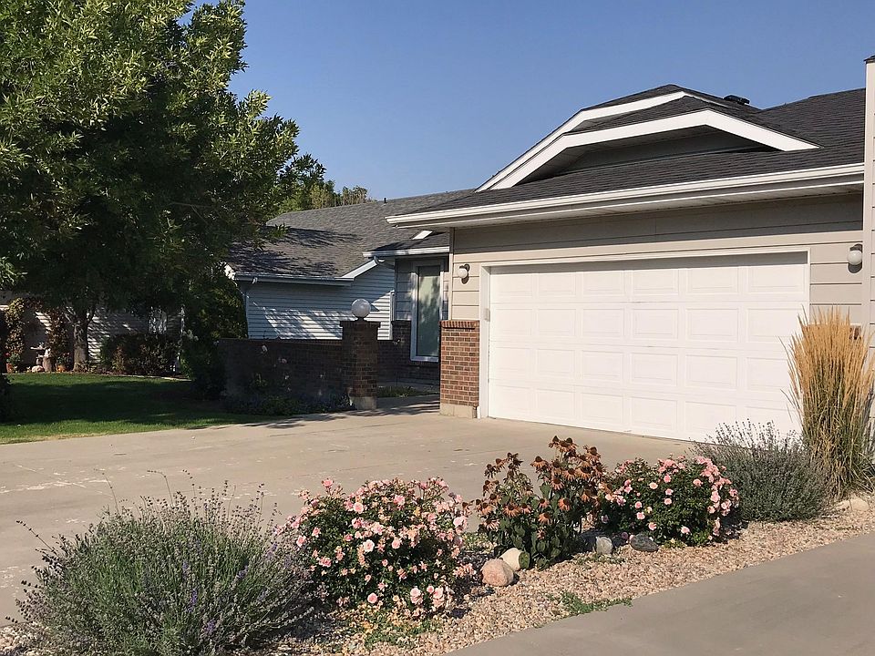 Front of home with garage