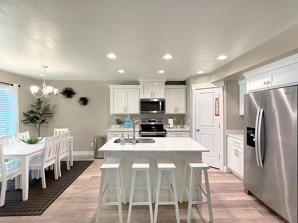 287 W Seasons Ln W