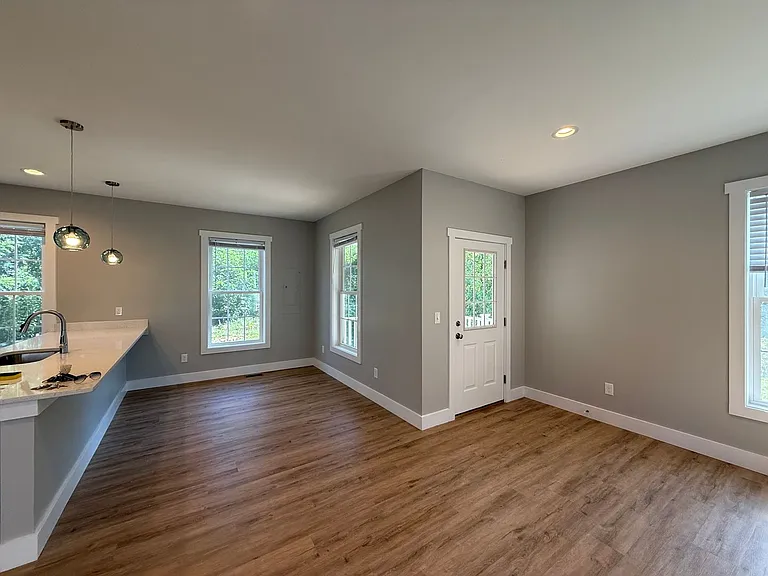 906 Nassau St — Photo 4