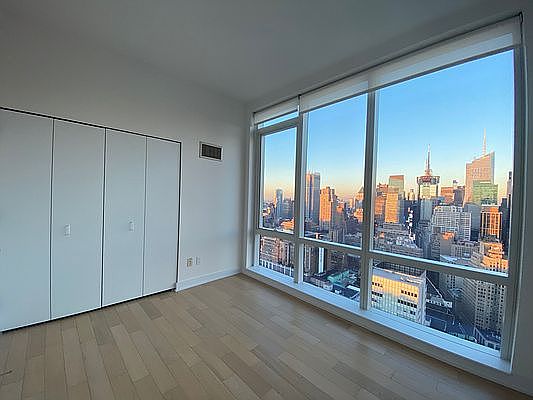 3rd image of 885 6th Ave Penthouse 6B