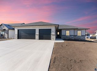 905 Sundance St, Valley Springs, SD 57068