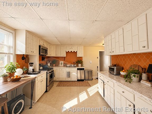 2nd image of 14 Oxford St #3