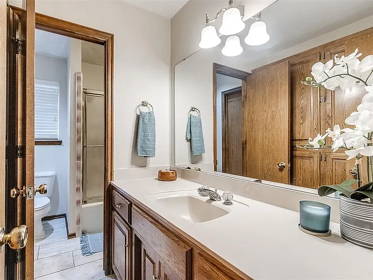 Bathroom #2 between bedrooms #2 and #3.
