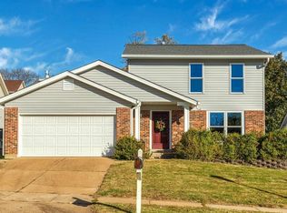 981 Oakwood Farms Ln, Ballwin, MO 63021