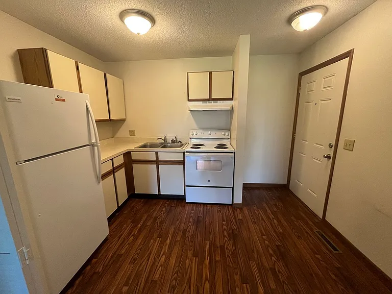 Two bedroom, 1 bathroom, patio — Photo 22