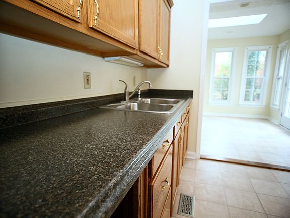 5th image of 112 Westdale Ave