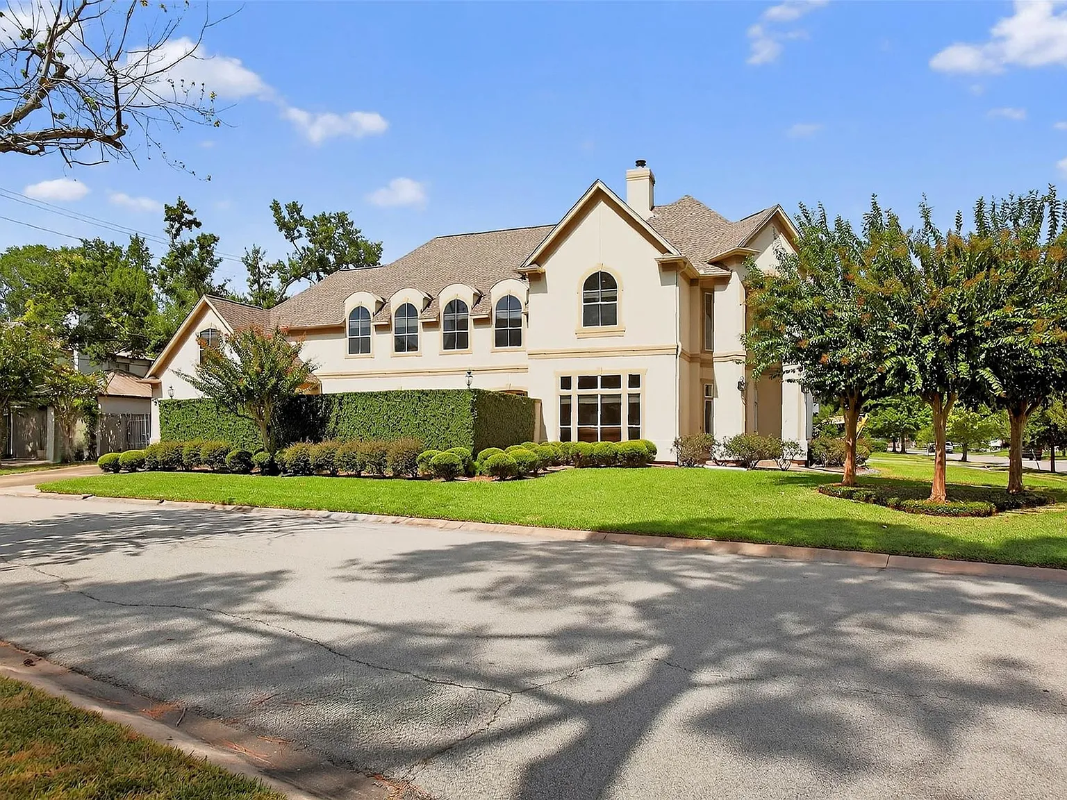 4 bed, 3.5 bath, 4221 sqft, $7,500 — Photo 1