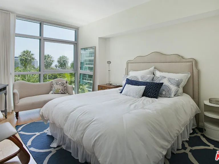 13700 Marina Pointe Dr #630 — Photo 11