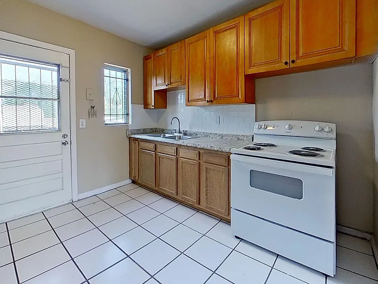 1235 W 5th St — Photo 5