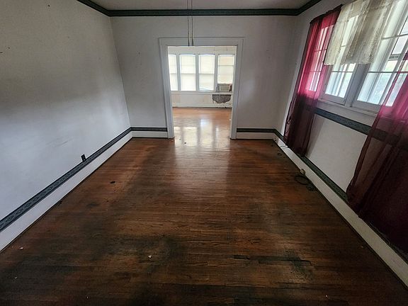 4th image of 923 E 9th St