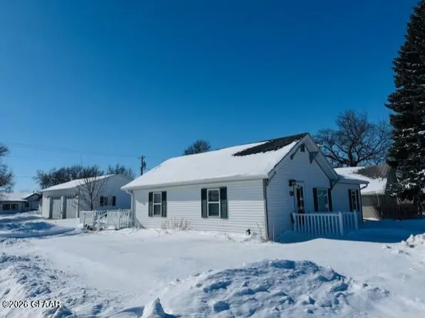 524 5th St SE, Devils Lake, ND 58301