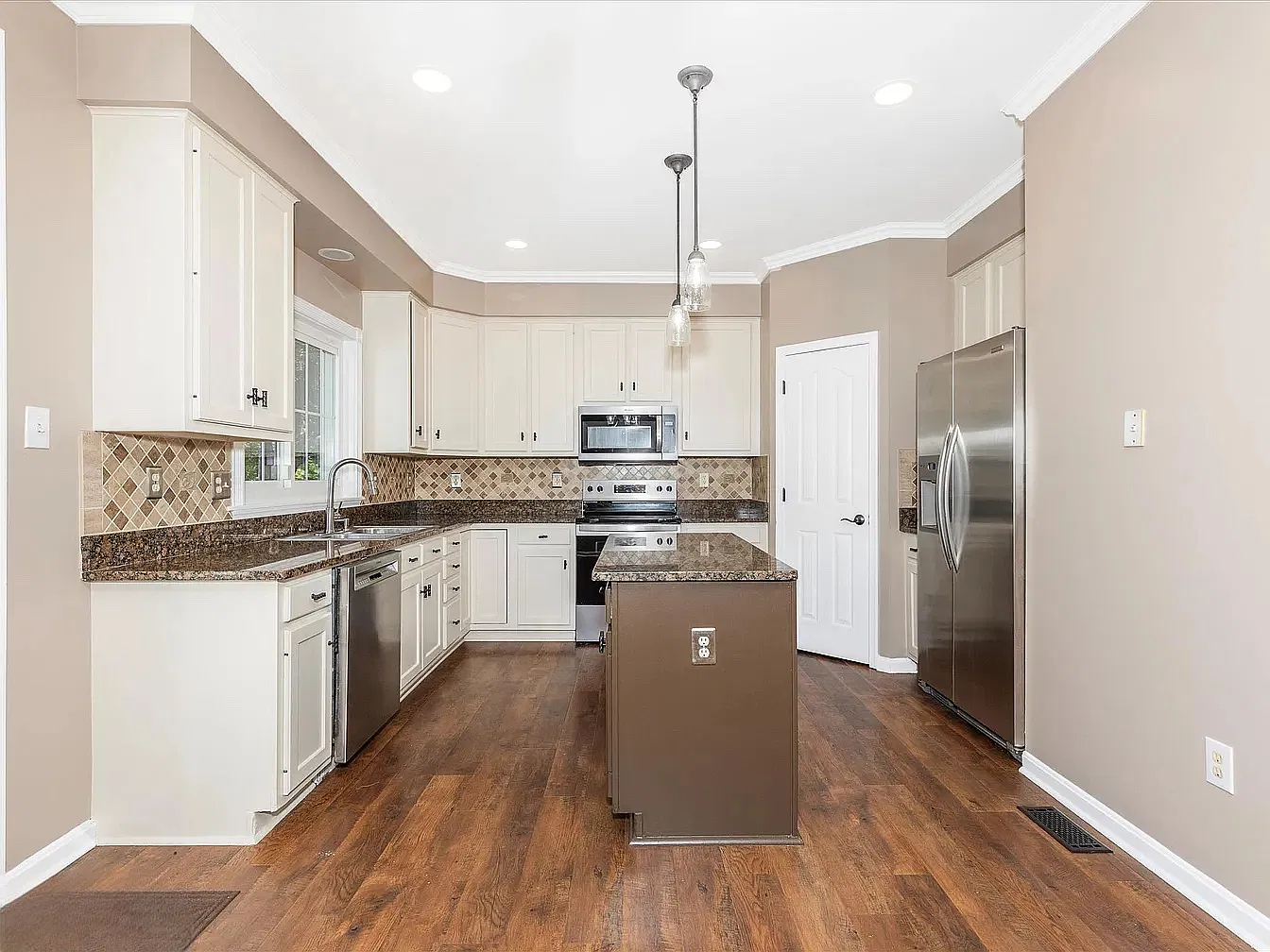 4 bed, 3.5 bath, 3858 sqft, $4,198 — Photo 4