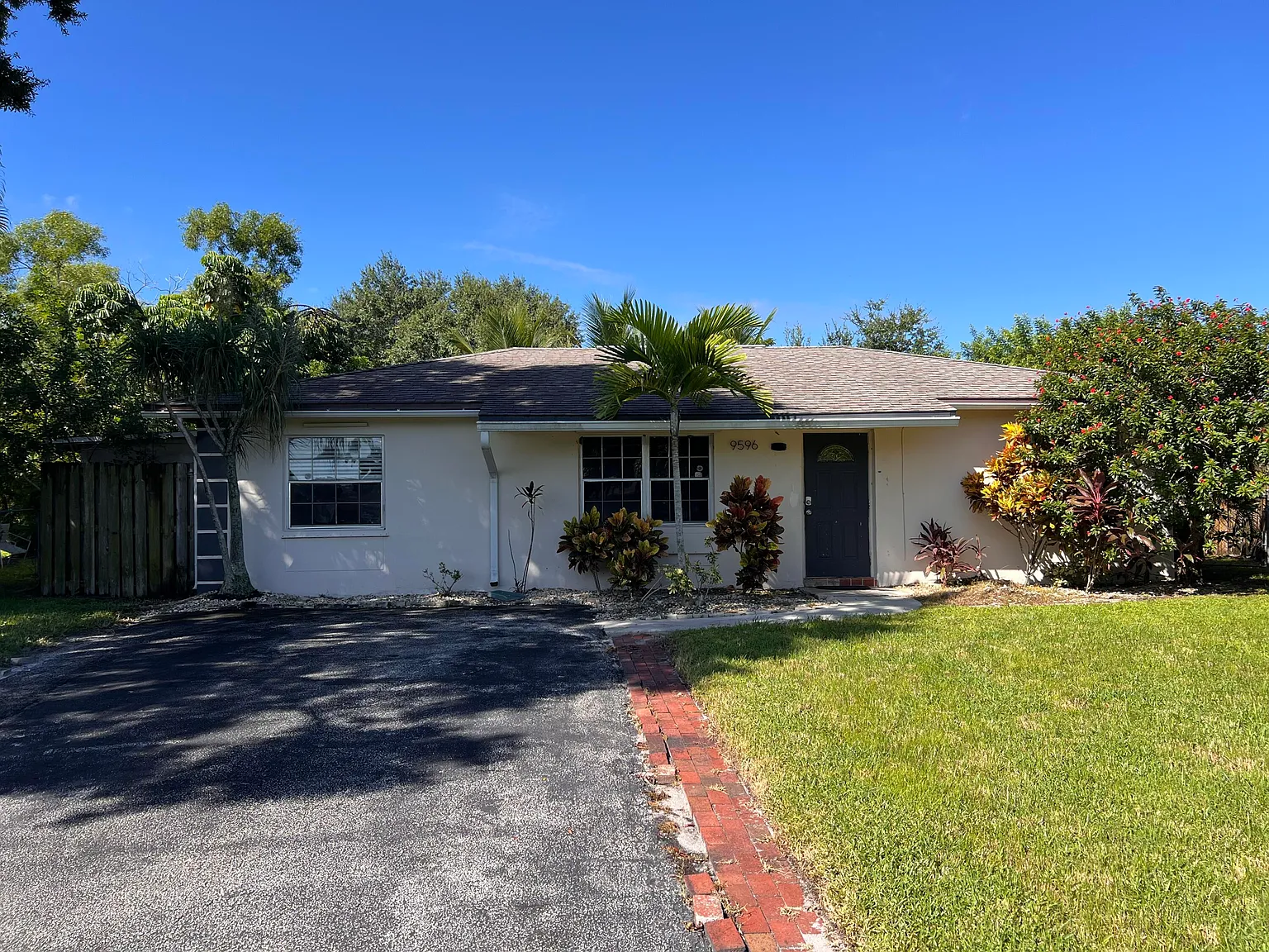 3 bed, 2.0 bath, 1196 sqft, $3,850 — Photo 2