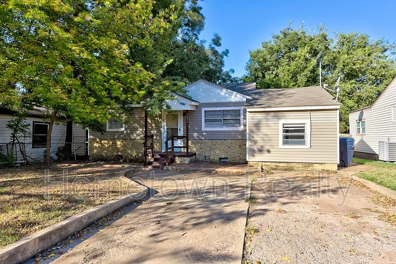 3 bed, 1.0 bath, 720 sqft, $1,395 — Photo 3