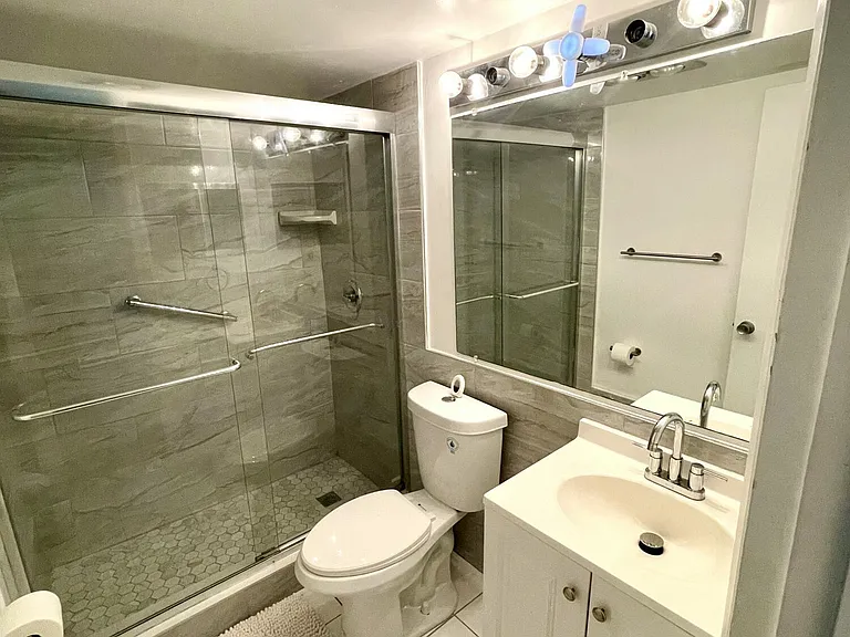 201 Canterbury Dr W #I — Photo 6