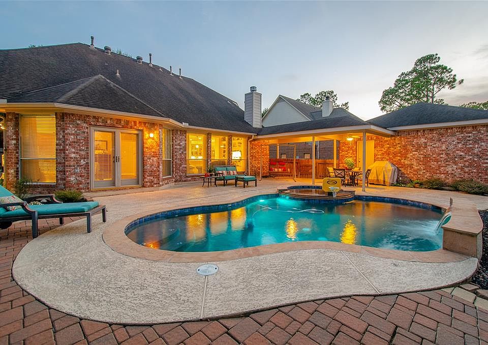 1st image of 6026 N Woods Ln