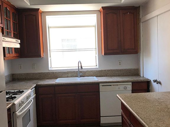 2nd image of 3315 Del Mar Ave
