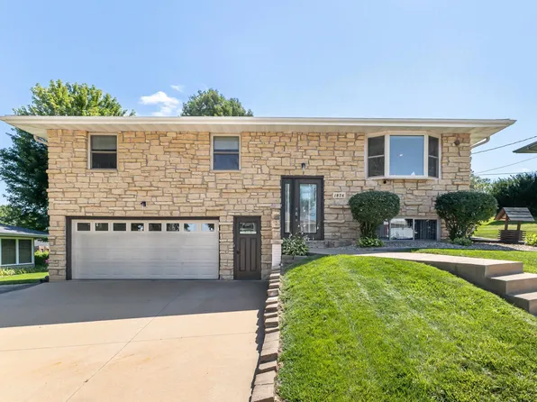 1874 Vizaleea Dr, Dubuque, IA 52002