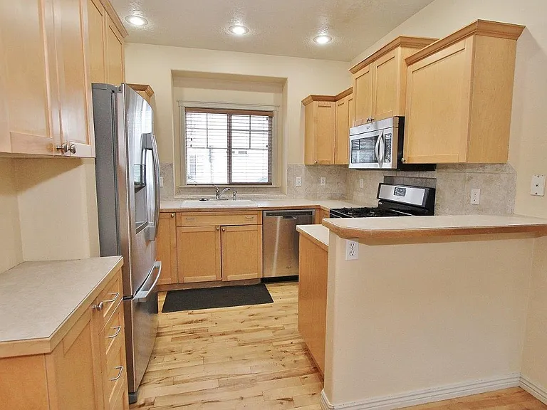 385 W Hale St — Photo 8