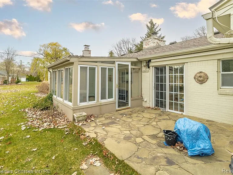 16219 Elizabeth St — Photo 25