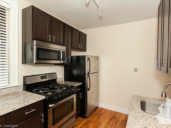 3rd image of 4727 N Leavitt St #218