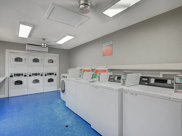 Rosewood Park Apartments — Photo 22